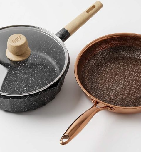 Frying_pans_with_wooden_handle_202607271659